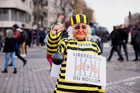 «Befreie mich mit 60 von der Arbeit» steht auf diesem Plakat einer Demonstrantin in Nantes.