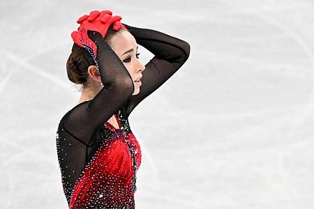 Kamila Walijewa hatte mit dem russischen Team Olympia-Gold gewonnen. Foto: Peter Kneffel/dpa