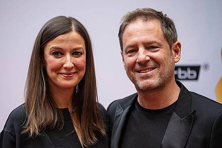 Alexandra Maria Lara und Florian Gallenberger, Präsidenten-Duo der Deutschen Filmakademie, kommen zum Nominiertenabend des Deutschen Filmpreises 2022.