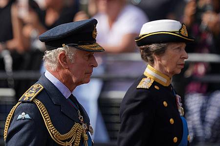 König Charles III. und die britische Prinzessin Anne gehen hinter dem Sarg von Königin Elizabeth II. her.