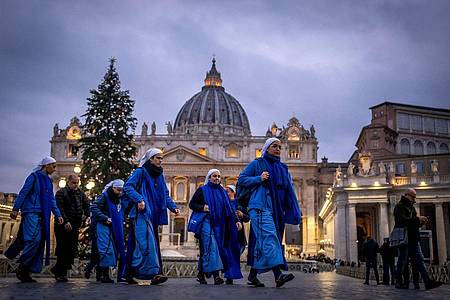 In der Morgendämmerung sind diese Nonnen zum Petersdom gekommen, um von Benedikt XVI. Abschied zu nehmen.