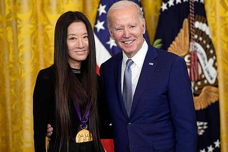 US-Präsident Joe Biden überreicht der Designerin Vera Wang die National Medal of the Arts.