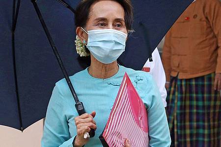 Die Friedensnobelpreisträgerin wurde wegen verschiedener angeblicher Vergehen zu mehr als 30 Jahren Haft verurteilt und sitzt im Gefängnis: Aung San Suu Kyi.