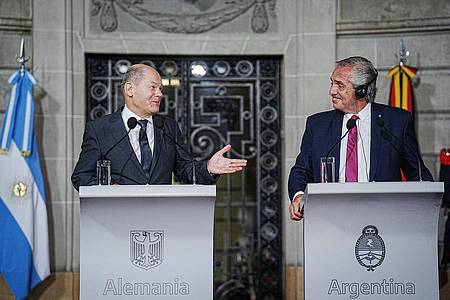 Bundeskanzler Olaf Scholz (l, SPD) und Alberto Angel Fernandez, Präsident von Argentinien, geben nach ihren Gesprächen im Außenministerium eine Pressekonferenz.