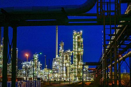 Die Anlagen der Erdölraffinerie auf dem Industriegelände der PCK-Raffinerie GmbH in Schwedt.