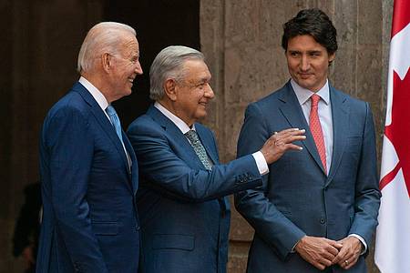 US-Präsident Joe Biden (l) mit seinem mexikanischen Amtskollegen Andres Manuel Lopez Obrador (M) und Kanadas Premierminister Justin Trudeau.