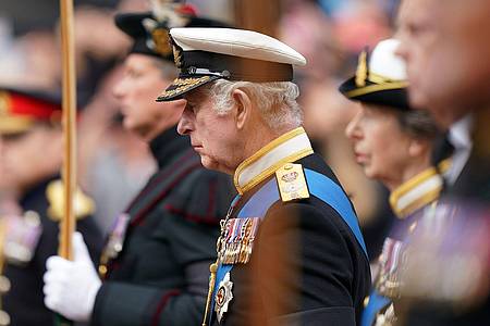 König Charles III. und Prinzessin Anne folgen dem Sarg von Königin Elizabeth II. während der feierlichen Prozession auf den Straßen Londons.