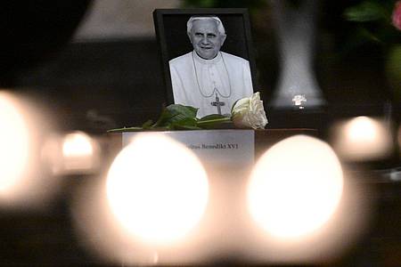 Während Gläubige weltweit um Benedikt XVI. trauern, bereitet der Vatikan die Trauerfeiern vor.