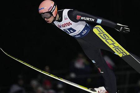 Der DSV-Springer Karl Geiger sprang mit 134,5 und 135,5 Metern auf Platz zwei beim Weltcup in Zakopane. Foto: Czarek Sokolowski/AP/dpa