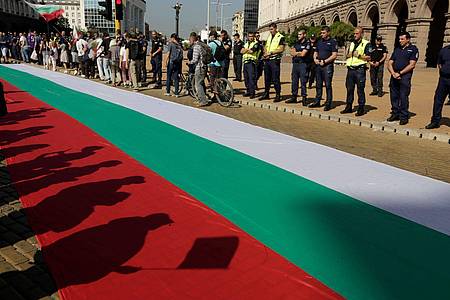 Eine riesige bulgarische Flagge vor dem Gebäude der Nationalversammlung in Sofia.
