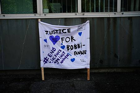Ein Transparent vor dem Gericht in Plymouth: «Gerechtigkeit für Bobbi-Anne. Beendet Gewalt gegen Frauen».