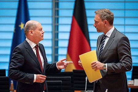 Haben sich auf das Entlastungspaket geeinigt:  Bundeskanzler Olaf Scholz und Finanzminister Christian Lindner im Bundeskabinett.