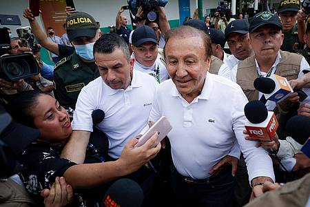 Rodolfo Hernandez (2.v.r), rechtskonservativer Präsidentschaftskandidat in Kolumbien, verlässt ein Wahllokal nach der Stimmabgabe.