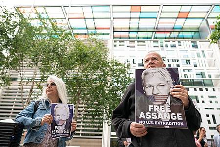 Unterstützer des Wikileaks-Gründers Assange vor dem Innenministerium in London. Der inhaftierte Wikileaks-Gründer Assange geht weiter juristisch gegen seine Auslieferung in die USA vor.
