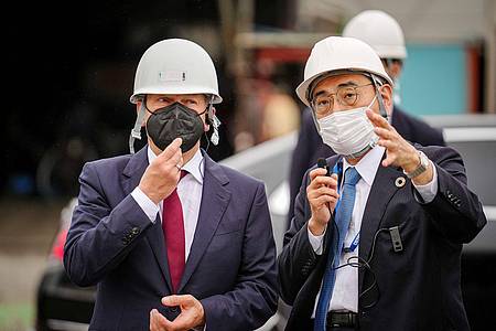 Bundeskanzler Olaf Scholz besichtigt die Wasserstoffanlage der Chiyoda Corporation.