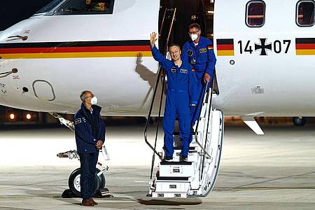 Der Astronaut Matthias Maurer steigt nach seiner Ankunft auf dem Flughafen Köln/Bonn aus dem Flugzeug.
