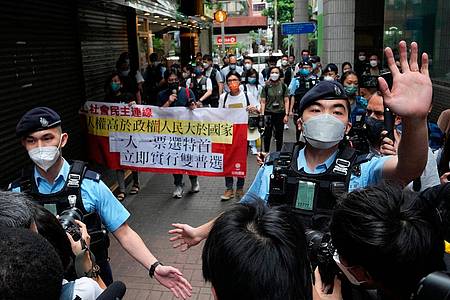 Pro-Demokratie-Demonstranten werden von Polizisten umringt.