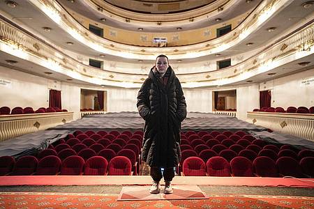 Julia Marukhnenko steht auf der Bühne des Akademischen Drama- und Komödientheaters von Dnipro. Marukhnenko erlebte am 27. März die Bombardierung eines Theaters in Mariupol und versuchte, Erste Hilfe zu leisten.