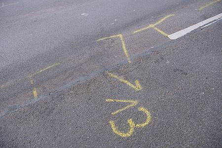 Markierungen sind auf der Bundesallee zu sehen. Dort ereignete sich am Montag ein folgenschwerer Unfall zwischen einer Radfahrerin und einem Lkw.