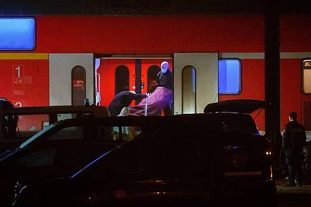Bei einer Messerattacke in einem Regionalzug von Kiel nach Hamburg sind zwei Menschen getötet und mehrere verletzt worden.