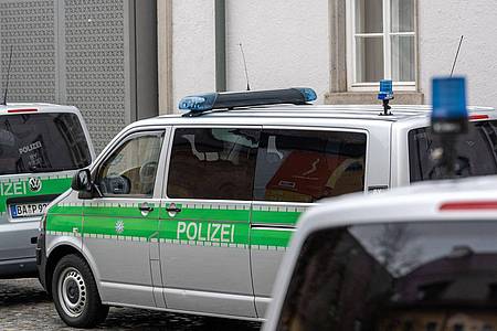 Polizeifahrzeuge in der Innenstadt von Regensburg. Die Polizei sucht weiter nach einem geflohenen Häftling.