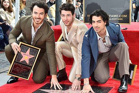 Kevin Jonas (l-r), Nick Jonas und Joe Jonas von den Jonas Brothers zeigen ihren Stern bei einer Zeremonie, bei der sie mit einem Stern auf dem Hollywood Walk of Fame geehrt werden.