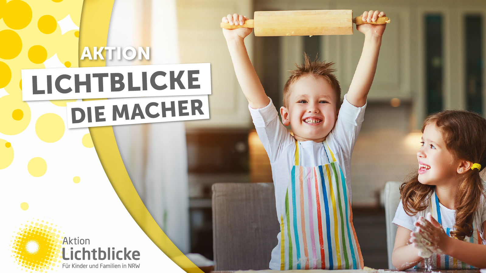 Kind reckt Kuchenrolle beim Backen fröhlich in die Höhe.
