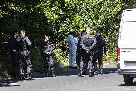 Einsatzkräfte der Polizei hatten die Leiche der 15-Jährigen in einer Grünanlage im niedersächsischen Salzgitter gefunden.