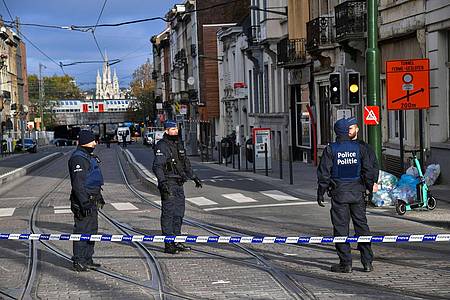 Belgische Polizeibeamte in einem abgesperrten Bereich am Tatort in Brüssel.
