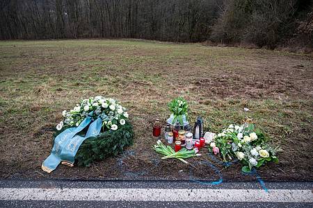 Ein Kranz, Blumen und Kerzen liege im Februar an einem Tatort nahe Kusel in der Pfalz. Hier waren die zwei Polizisten erschossen worden (Archivbild).