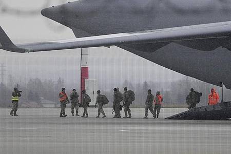Truppen der 82. Luftlandedivision der US-Armee entladen Fahrzeuge aus einem Transportflugzeug, nachdem sie auf dem Flughafen Rzeszow-Jasionka im Südosten Polens angekommen sind. Foto: Czarek Sokolowski/AP/dpa