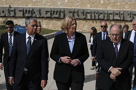Bundestagspräsidentin Bärbel Bas und Mickey Levy (l.), Sprecher der Knesset, besuchen die Holocaust-Gedenkstätte Yad Vashem in Jerusalem.