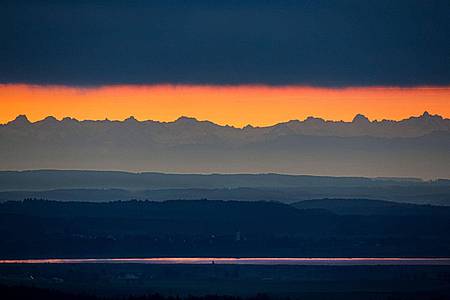 Blick auf Oberschwaben am frühen Morgen: Durch die Föhnwetterlage sind die über einhundert Kilometer entfernten Alpen zu sehen.