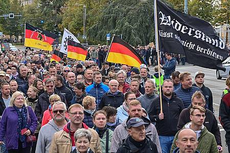 Menschen während einer Demonstration im Stadtzentrum von Frankfurt (Oder).