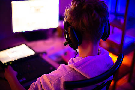Junge spielt Computerspiel