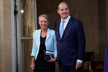 Jean Castex (r), scheidender Premierminister von Frankreich, begrüßt Elisabeth Borne, neu ernannte Premierministerin von Frankreich, in der Residenz des Premierministers.