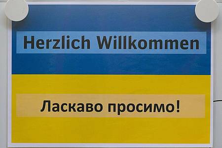 «Herzlich Willkommen» steht auf einem Schild auf dem Dresdner Hauptbahnhof in deutscher und ukrainischer Sprache.
