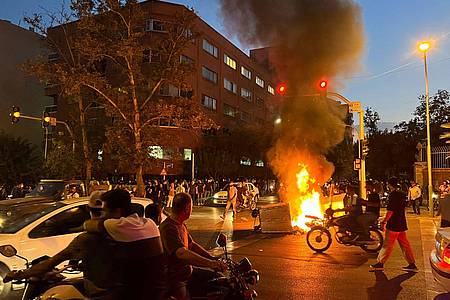 Momentaufnahme vom September: Die Demonstrierenden haben in Teheran ein Polizeimotorrad und einen Mülleimer angezündet.