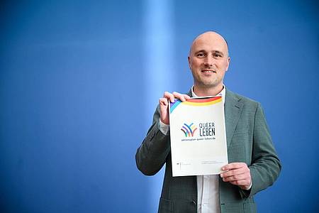 Sven Lehmann (Bündnis 90/Die Grünen) stellt den Aktionsplan der Bundesregierung «Queer leben» vor.