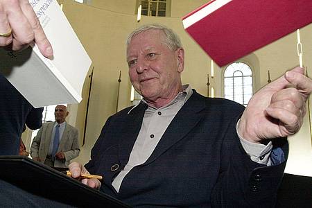 Hans Magnus Enzensberger gibt in der Frankfurter Paulskirche nach der Verleihung des Ludwig-Börne-Preises Autogramme (2002).