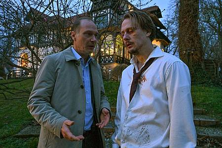 Kommissariatsleiter Schnabel (Martin Brambach, l) befragt Simon Fischer (Christian Bayer) in einer «Tatort»-Szene.