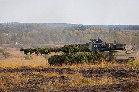 Ein Kampfpanzer Leopard 2 bei einer Ausbildungs- und Lehrübung der Bundeswehr.
