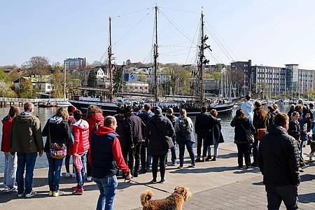 Angehörige erwarten Schülerinnen und Schüler, die mit dem Ausbildungsschiff «Thor Heyerdahl» in Kiel eintreffen.