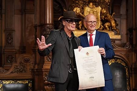Rocksänger Udo Lindenberg (l) erhält von Hamburgs Bürgermeister Peter Tschentscher (SPD)die Ehrenbürgerwürde.