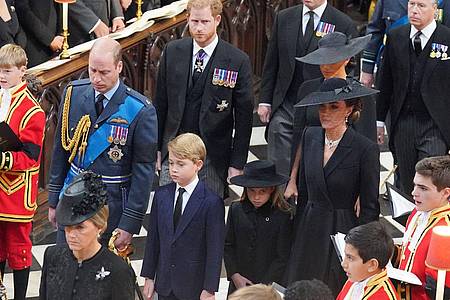 Prinz William, sein Sohn Prinz George, seine Tochter Prinzessin Charlotte und seine Frau Kate kommen zum Staatsakt vor der Beisetzung von Königin Elizabeth II..