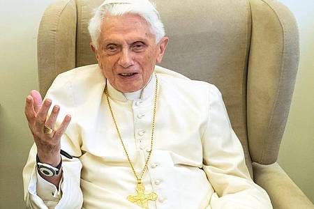 Wurde früher über einen Missbrauch informiert, als er zunächst angab: der emeritierte Papst Benedikt XVI. Foto: Daniel Karmann/dpa