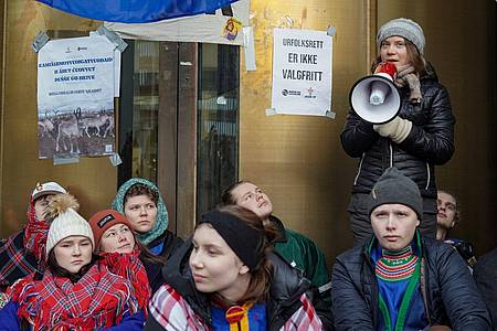 Greta Thunberg (r) hat sich Aktivisten von Natur und Jugend und dem norwegischen Samirs Riksforbund Nuorat angeschlossen, die die Eingänge des Ministeriums für Öl und Energie blockieren.