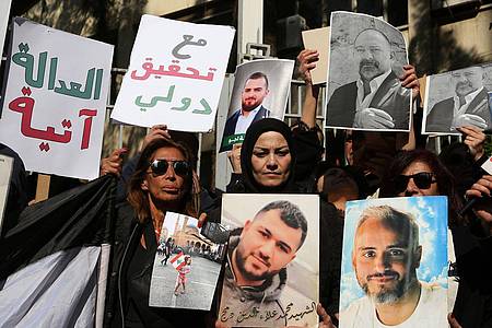 Libanesische Aktivisten sowie Angehörige und Familien von Opfern der Explosion im Hafen von Beirut im Jahr 2020 versammeln sich vor dem Justizpalast des Landes.