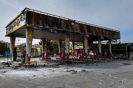 Bei Protesten gegen die Verteuerung und Rationierung von Benzin brannte im November 2019 eine Tankstelle ab.