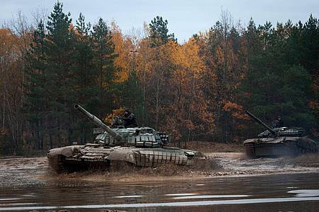 Ukrainische Soldaten führen in Tschernihiw mit erbeuteten russischen T-72 Panzern eine militärische Übung durch.